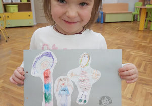 Dziewczynka pokazuje rysunek